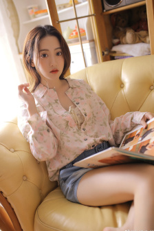 解开英语老师的裙子坐在中间